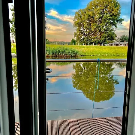 Houseboat Toro - Plywajacy Dom Na Wodzie Apartmán *